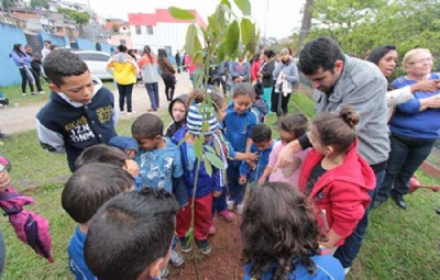 Mau comemora o Dia da rvore com plantio em escola municipal Crdito: Rodrigo Zerneri/PMM