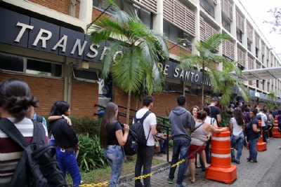 ABCD inicia cadastramento de passe escolar gratuito Em 2016, estudantes enfretaram longas filas de espera para cadastro do passe livre em Santo Andr. Foto: Amanda Perobelli