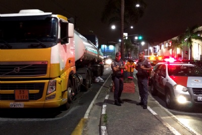 Carreta de gasolina atropela e mata mulher em Mau A vendedora ambulante foi arrastada por 30 metros pela carreta. Foto: Andria Iseki
