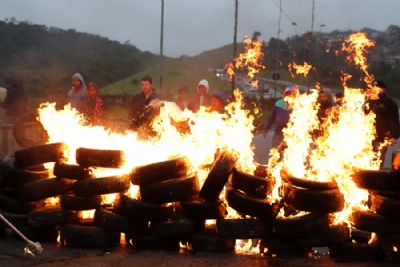 Manifestao interdita Rodoanel por uma hora, em Mau Manifestantes atearam fogo a pneus. Foto: Andrea Iseki