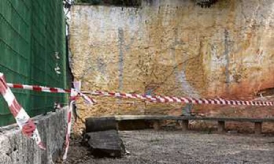 Muro que separa escolas ameaa cair Foto: Andr Henriques/DGABC