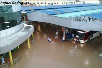 Usurios de nibus reclamam que goteiras inundam terminal de Mau Foto: Rafael Rodrigues 