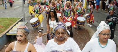  Bloco propaga mensagem contra o racismo em Mau Grupo afro Filhos de Ghandi reuniu 100 pessoas na tarde de ontem pela cidade. Foto: Claudinei Plaza/DGABC 