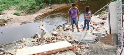 Aps temporal, famlia v parte de imvel desmoronar em Mau Imvel foi erguido em rea de risco, na Vila Assis Brasil, h 30 anos. Foto: Claudinei Plaza/DGABC