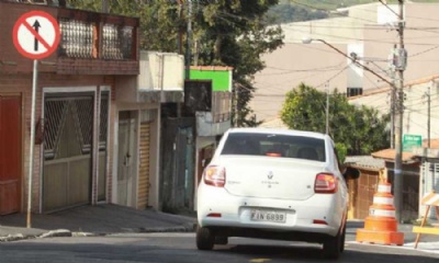 Mudana em fluxo de rua confunde motoristas Sinalizao que altera sentido da Rua Guapira, em Sto.Andr, tem provocado polmica. Foto: Andr Henriques/DGABC