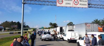 Protestos dos caminhoneiros interditam rodovias na regio Anchieta, Imigrantes e Rodoanel registram manifestaes na manh desta quinta-feira. Foto: Polcia Rodoviria/Divulgao