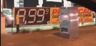 Gasolina chega a R$ 9,99 em Braslia; motoristas fazem fila em postos  Posto de guas Claras anuncia 'promoo' a R$ 9,99 (Foto: Reproduo) 