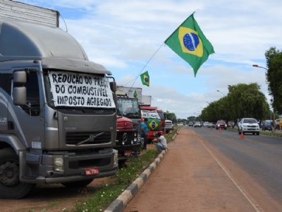 Quem so e o que querem os caminhoneiros que esto parando o pas? Caminhoneiros parados ao lado da BR-174, no permetro urbano de Boa Vista (Foto: Alan Chaves/G1 RR) 