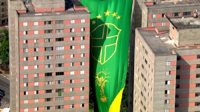Bandeiro de 63 metros  hasteado em condomnio de SP para a Copa do Mundo Bandeiro  hasteado em prdios da Freguesia do  (Foto: TV Globo/Reproduo) 