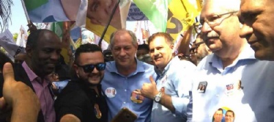 Ciro Gomes faz campanha no Centro de Mau Em caminhada, presidencivel disse que facada contra Bolsonaro no influenciar resultado da eleio. Foto: Nario Barbosa/DGABC